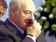 Расчесывающий усы Лукашенко попал на видео