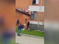 Видео падения школьницы из окна многоэтажки появилось в Сети