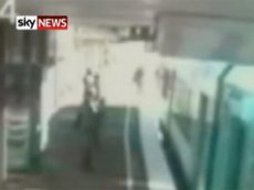 В Мельбурне коляска с ребенком скатилась под поезд