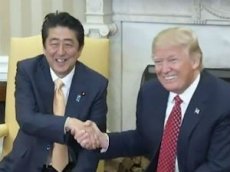 «Фирменные» рукопожатия Трампа в одном видео