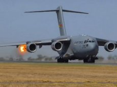 Попадание птицы в двигатель военного самолета сняли на видео