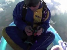 Парашютист собрал кубик Рубика на высоте 4300 метров