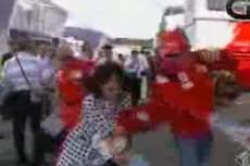 Гонщик Формулы-1 Кими Райконен сбил маленькую девочку с ног