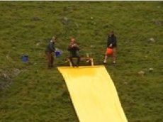 Спортсмен совершил необычный прыжок с высоты в небольшой чан с водой