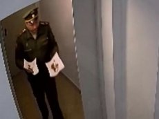 В Екатеринбурге человек в военной форме обмазал фекалиями дверь IT-фирмы