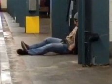 Крыса сделала селфи, забравшись на спящего пассажира в метро