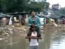 Журналист снялся в репортаже о наводнении, сидя верхом на выжившем