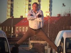 Мэр города попытался повторить рекламный трюк Ван Дамма