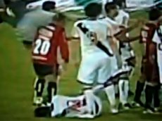 Бразильский вратарь ударил соперника ногой в шею