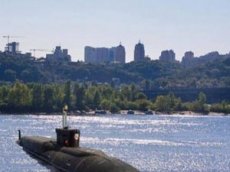 В центре Киева всплыла подводная лодка