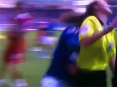 Игрок "Кардиффа" сбил с ног женщину-арбитра