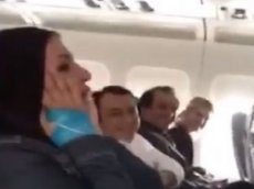 Женщина в хиджабе запела от ужаса в самолете