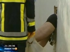 Вор провисел в окне магазина без штанов 11 часов