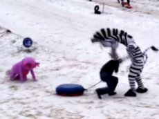 Лунтик, лев и зебра дали отпор хулигану