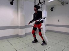 Экзоскелет помог парализованному мужчине пройти более 100 метров