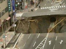 В Японии шоссе провалилось под землю