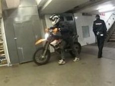 Байкер прокатился по столичному метро