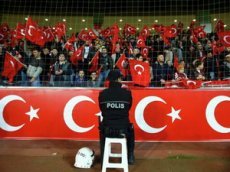 Турецкие фанаты проигнорировали минуту молчания