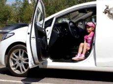 4-летняя девочка снимает видеообзоры автомобилей