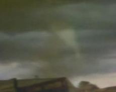 Под Самарой смерч срывал крыши домов: уникальное видео