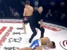 Российский боец ММА нокаутировал китайца локтем с разворота