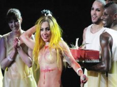 Lady GaGa отведала кровавый торт