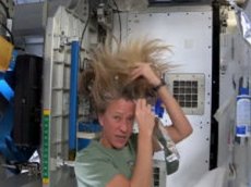 Как моют голову космонавты на МКС