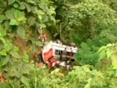 Пассажирский автобус упал в пропасть