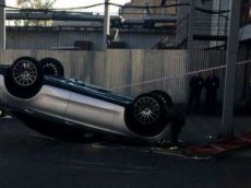 В Москве автомобиль упал со второго этажа парковки торгового центра
