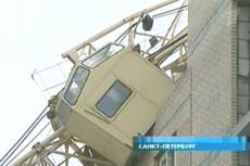 В Санкт-Петербурге на крышу строящегося дома упал башенный кран
