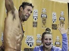 Пловец сделал предложение возлюбленной прямо на пьедестале