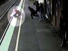 В Австралии ребенок выжил после падения под поезд