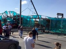 Момент обрушения пешеходного моста на Ярославском шоссе в Москве