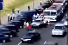 Водитель троллейбуса убирает со своей дороги джип!