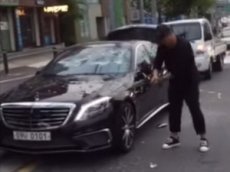Кореец разбил свой Mercedes S63 AMG клюшкой для гольфа