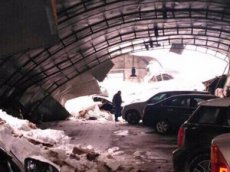 В Балашихе крыша парковки рухнула на автомобили