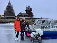 Cемья с ребенком в коляске прошла 22 километра по льду на коньках