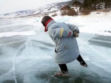 76-летняя пенсионерка ездит на коньках по льду Байкала по 8 км в день