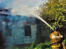 Омский пожарный снял видео внутри горящего дома