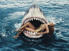 Рианна напугала фанатов фотосессией с акулами