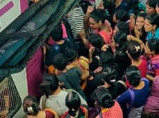 Опубликовано видео страшной давки в метро в Мумбаи