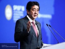 Премьер Японии показал, чем занимается на самоизоляции