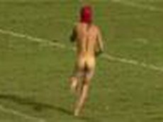 Стрикер устроил голый забег на футбольном поле