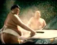 Машину рекламируют … секси-сумоисты