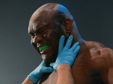 Бойцы MMA выдохлись и прекратили драться во время поединка