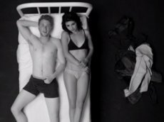 Незнакомцы разделись для продолжения вирусного ролика о поцелуях