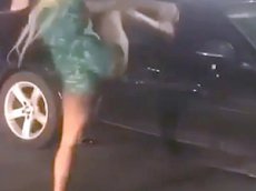 Блондинка в купальнике ногой разбила стекло в машине виновника ДТП