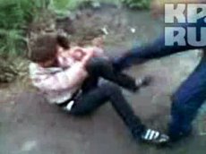 Девятиклассник избил 13-летнюю девочку. А его приятель снял это на видео