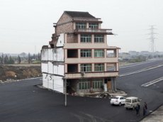 Китайцы живут в доме, стоящем посреди шоссе
