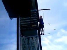 В Воронеже мужчина хотел выйти с пятого этажа через балкон